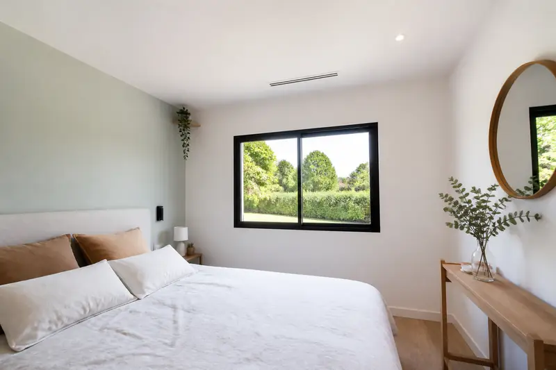 Combles aménagés avec gaines de climatisation gainable et unité intérieure posée au plafond