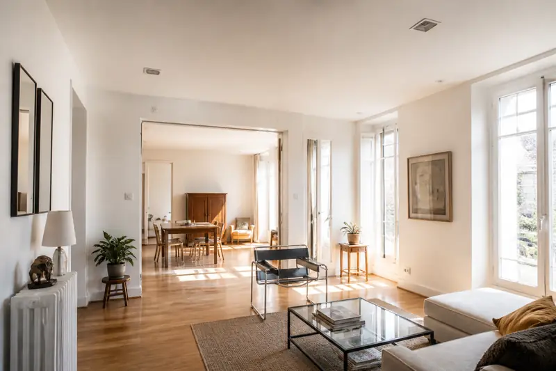 Faux plafond de couloir abritant une unité de climatisation gainable, grilles discrètes dans le séjour